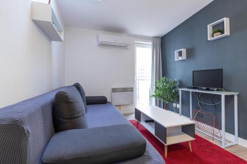 Magenta Square Central 1 Bdr with AC, Nice (photo 9)