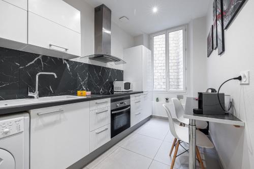 Charming 1 Bdr Old town - Tap to explore photos