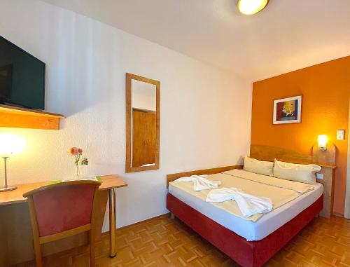 Double or Twin Room with Queensize bed