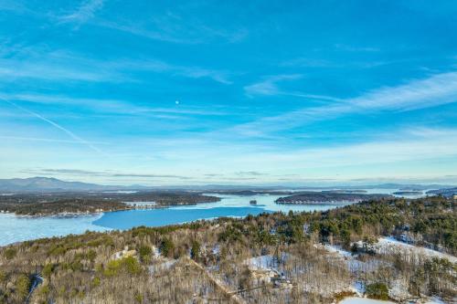 Laconia Retreat half Mi to Lake Winnipesaukee!