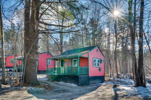 Cozy Laconia Studio with Pool Access - 2 Mi to Lake!