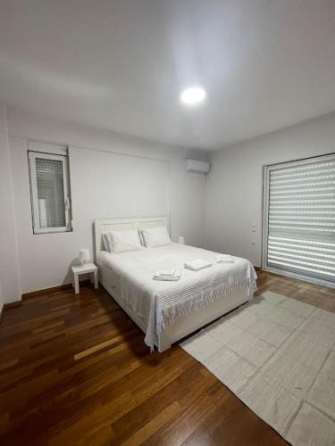 Glyfada 3 Bed: Modern & Cozy