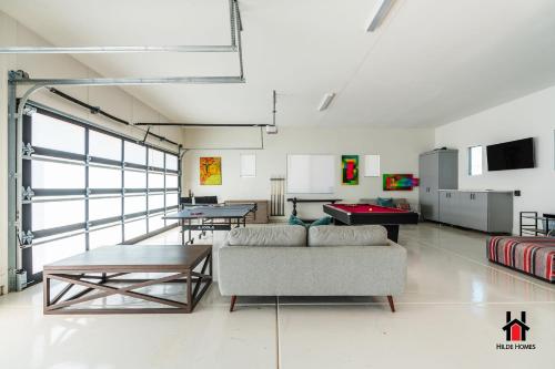 Peaceful Getaway to a New Custom-Built Luxury Home - image 4