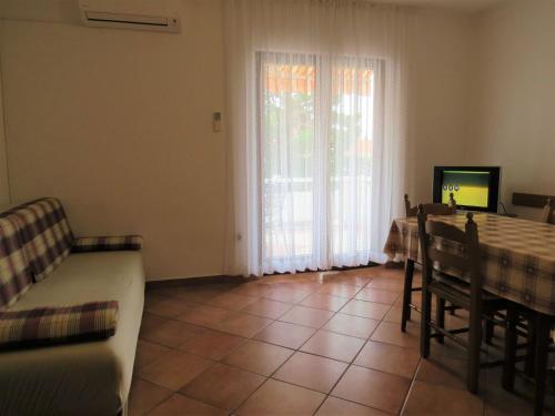One-Bedroom Apartment image 7