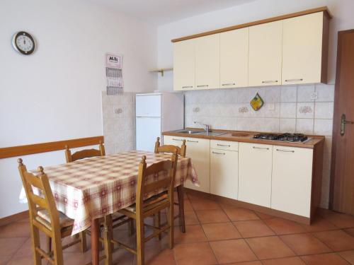 One-Bedroom Apartment image 5