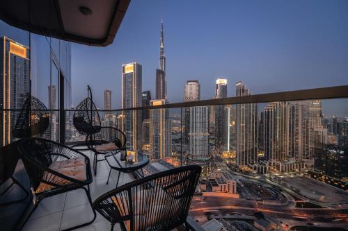 Super High Infinity Pool and amazing Burj Khalifa View 3 Bedroom apartment in Paramount Hotel Midtown, Дубай (фото 2)