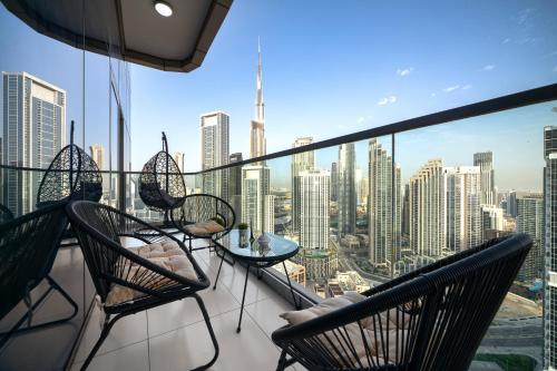 Super High Infinity Pool and amazing Burj Khalifa View 3 Bedroom apartment in Paramount Hotel Midtown, Дубай (фото 9)