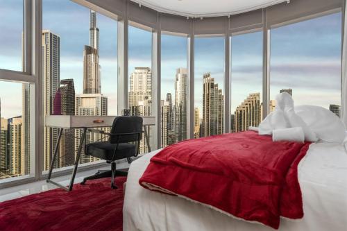 Super High Infinity Pool and amazing Burj Khalifa View 3 Bedroom apartment in Paramount Hotel Midtown, Дубай (фото 3)