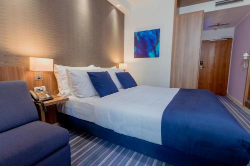 Double Room with Sofa Bed image 4