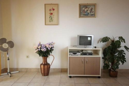 One-Bedroom Apartment with Balcony image 3