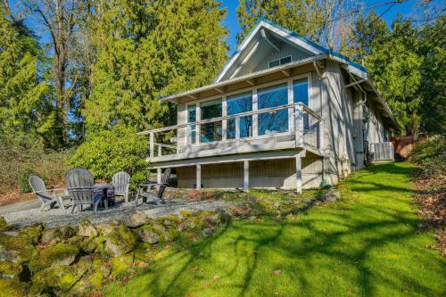 Renton Home with Fire Pit and Nearby Lake Access!