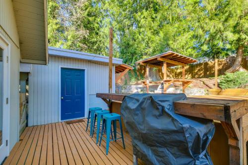 Renton Home with Fire Pit and Nearby Lake Access!