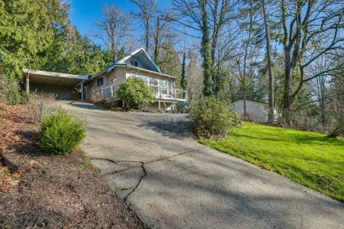 Renton Home with Fire Pit and Nearby Lake Access!