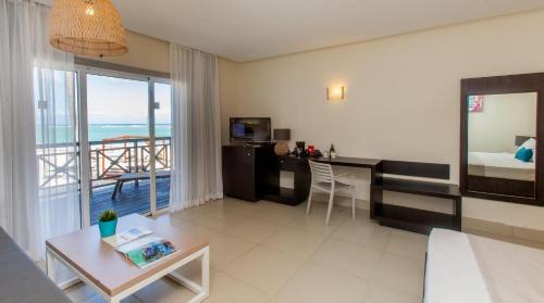 Junior Suite Ocean Front (Golden Club VIP) image 2