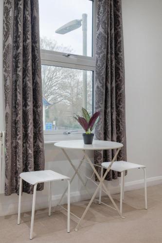Modern City Centre Flat - image 14