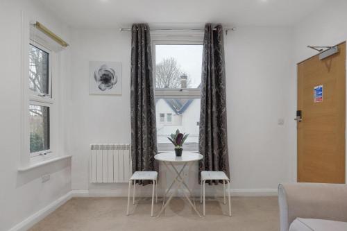 Modern City Centre Flat - image 5