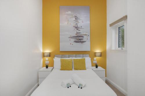 Modern City Centre Flat - image 10