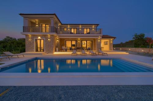 Luxury Villa Harmony with heated pool and seaview