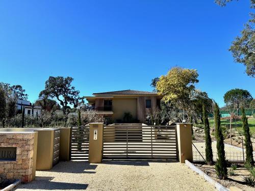 Entre mer et golf à Beauvallon face à Saint-Tropez - Location saisonnière - Grimaud