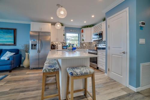 Perfect Beach Getaway with Bay Views & Boat Dock & Trailer Parking in Bradenton Beach, USA