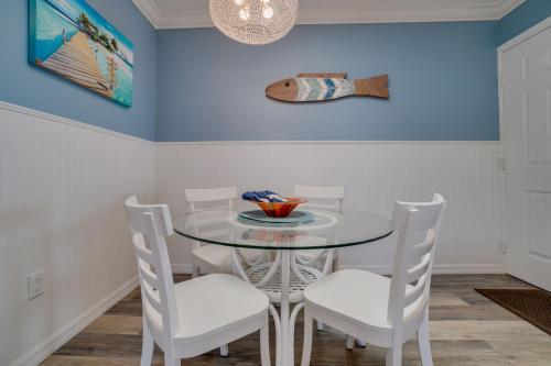 Perfect Beach Getaway with Bay Views & Boat Dock & Trailer Parking in Bradenton Beach, USA