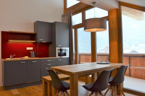 2 bedrooms, 6 beds