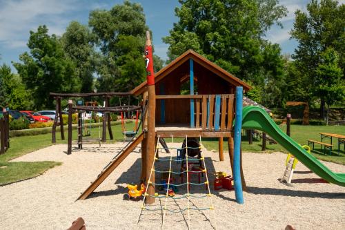 Playground, Hospudka na Halde in Borsice