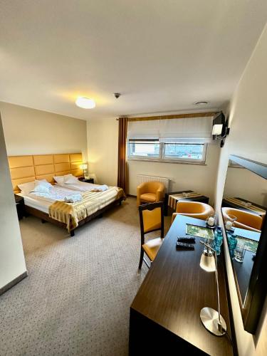 Hotel Pod Dębami - image 2
