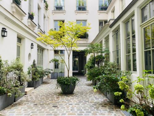 Romantic Apartment near Le Marais - image 6