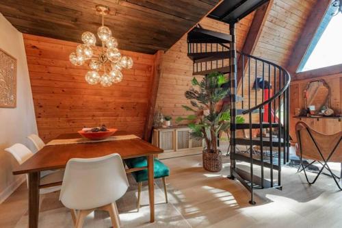 Family getaway, Aframe, lake, and cozy fire pit in Guntersville, USA