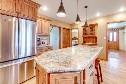 Charming Tonica Farmhouse w/ Private Yard! in Oglesby (IL)