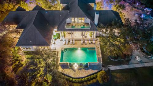 . Fortaleza l Luxury 8 BR, 7,000+ sqft Palace on 3 Acres with Pickleball & Basketball Court
