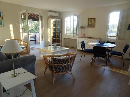 06D - Appartement spacieux avec terrasses, jardin et piscine, Roquefort-les-Pins (Foto 4)