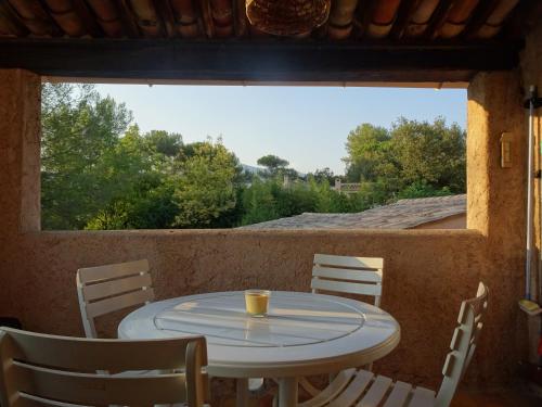06D - Appartement spacieux avec terrasses, jardin et piscine, Roquefort-les-Pins (Foto 11)
