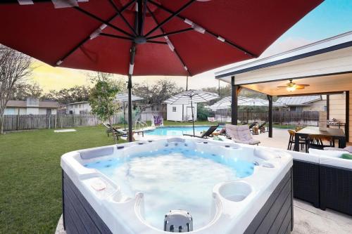 Large Pool&Mini Golf HotTub Near Alamo&Riverwalk in San Antonio, USA