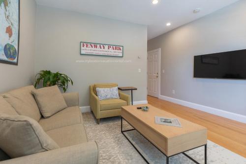 Sunny convenient home w/ private patio! Easy walk to everything! in Boston, USA