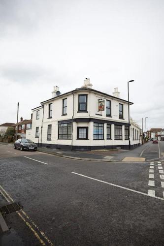 Great 2 Bedroom Apartment 6 Shirley Area SO15 Sleeps 6 - image 2