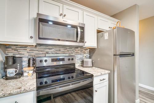 Pet-Friendly Crossville Resort Condo Golf and Swim! in Fairfield Glade, USA