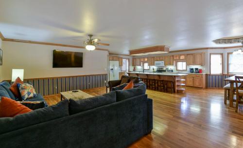5 Bedroom Vacation Home Next To Silver Dollar City in Branson, USA