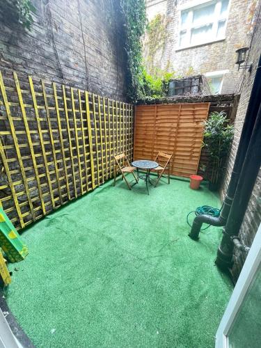 Portobello Road Artistic Studios 'BUDGET' - Tap to explore photos