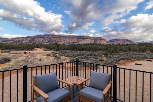 Red Canyon Casita-Brand New, Views, Hot Tub, Near Zion & Bryce