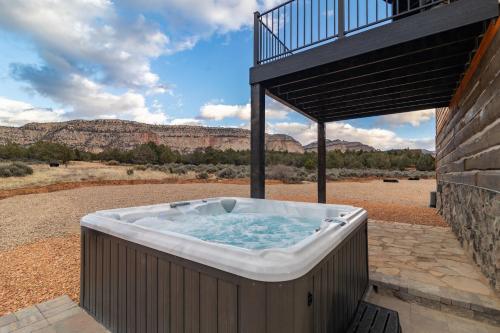 Red Canyon Casita-Brand New, Views, Hot Tub, Near Zion & Bryce