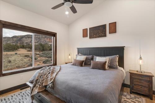 Red Canyon Casita-Brand New, Views, Hot Tub, Near Zion & Bryce