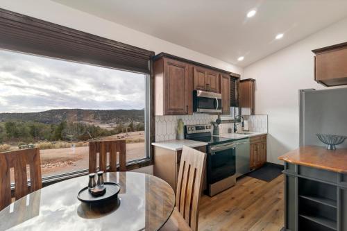 Red Canyon Casita-Brand New, Views, Hot Tub, Near Zion & Bryce