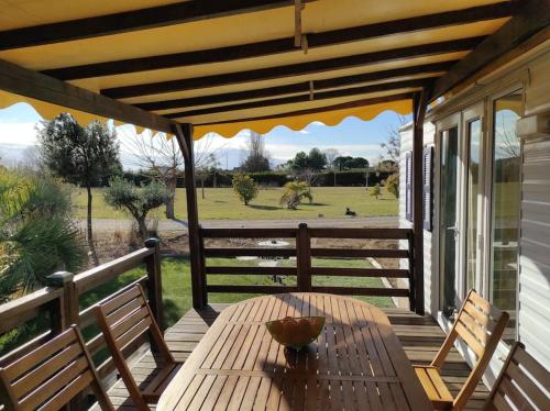 Mobil-home dans un beau cadre à 15 km des plages. - Location saisonnière - Lunel