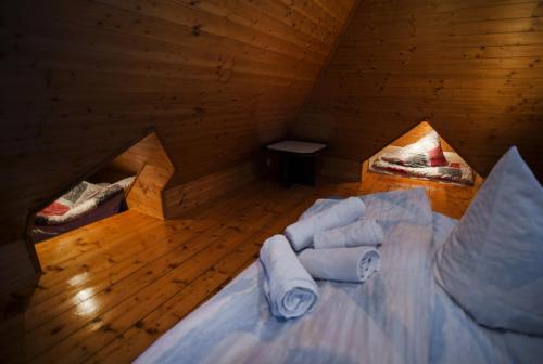 2 queen beds, 2 twin beds