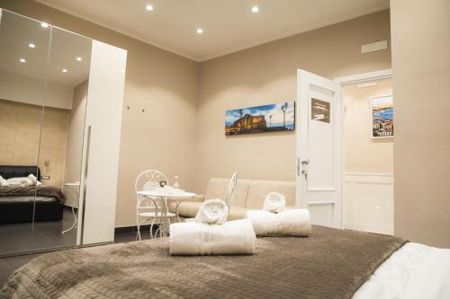 Residence Black & White Room Type - Deluxe Room