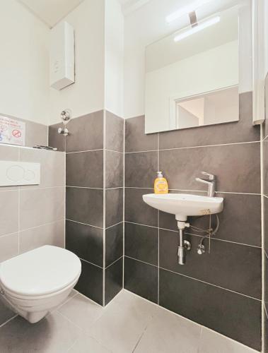 Badkamer, Home4Now DOR01 Komfortable Monteursunterkunft in Dormagen (Home4Now DOR01 Monteursunterkunft in Dormagen I 3 Schlafzimmer fur 6 Personen I Kuche I SmartTV I Wi) in Dormagen