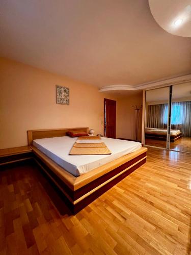 Apartament centru 2 dormitoare și living