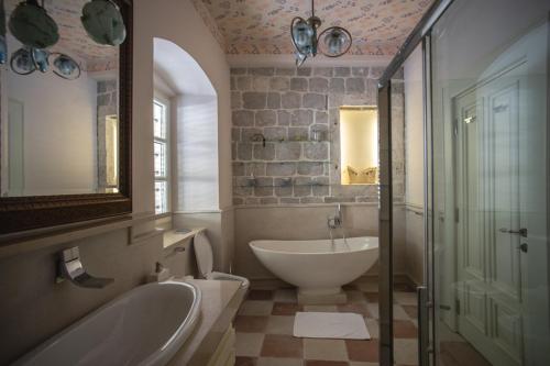 Душ, Olea Apartments in a Historic 17th Century Palace Perast in Пераст